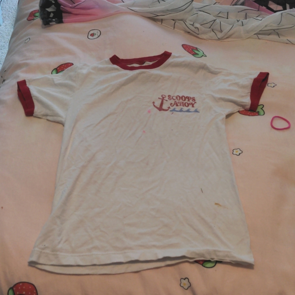 red and blue t-shirt, stranger things scoops ahoy